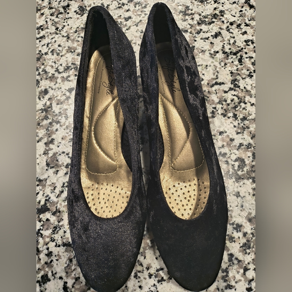 Hush Puppies Soft Style Sz 7.5 Black Velvet Short Heels